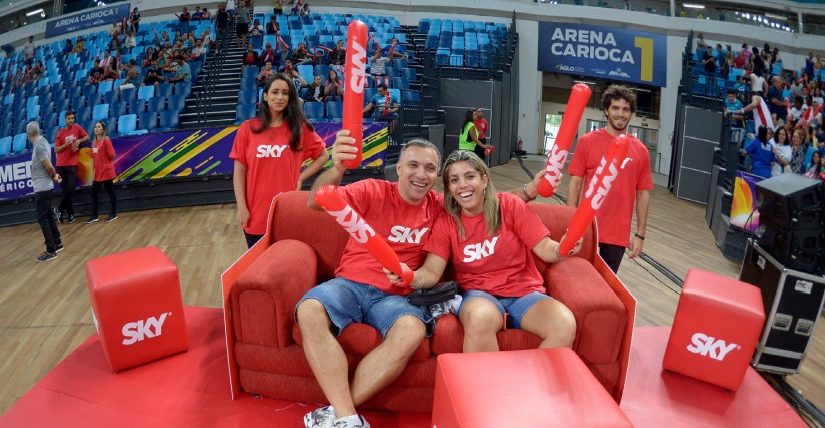 Com sofá em quadra, Sky terá pacote de ativações para a final da Superliga