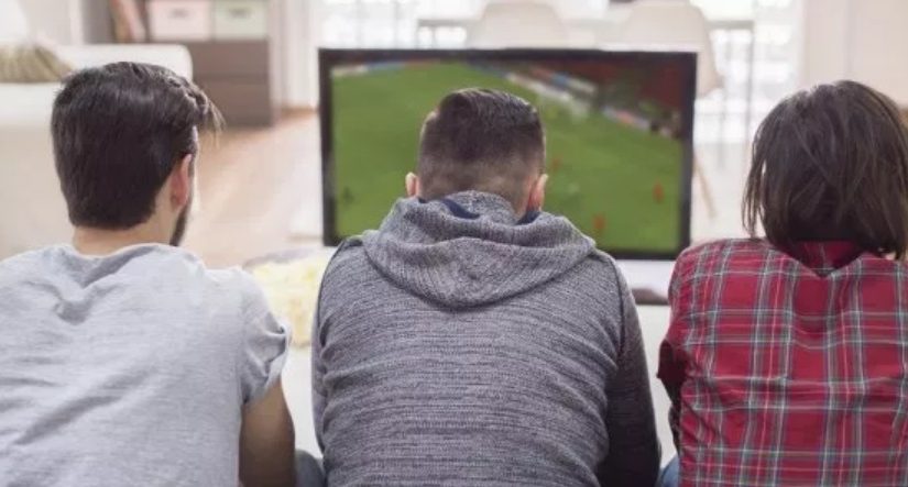No sofá e em família: pesquisa mapeia como o brasileiro assistirá aos jogos da Copa
