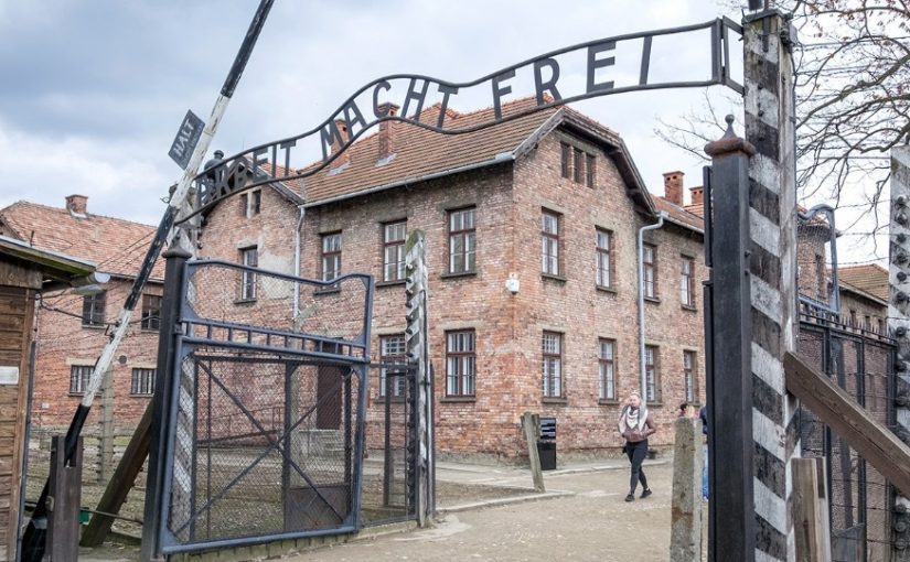 Chelsea planeja levar torcedores antissemitas para tour em Auschwitz