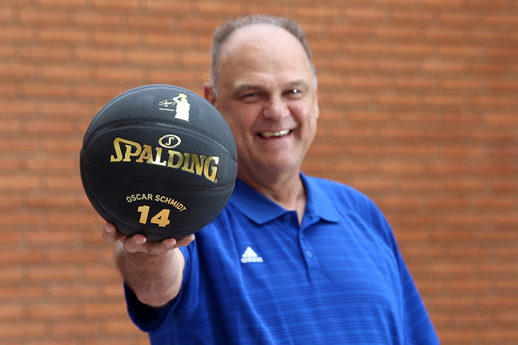 Spalding homenageia Oscar Schmidt com edição limitada de bolas de basquete
