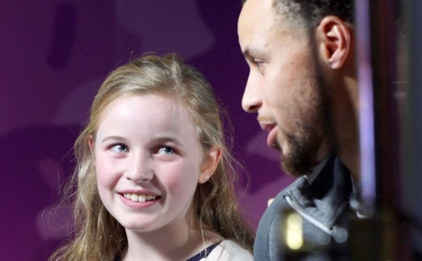Stephen Curry joga com tênis que garota de 9 anos ajudou a desenhar
