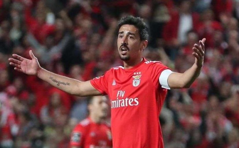 Por que os jogadores do Benfica entraram em campo com a mesma tatuagem?