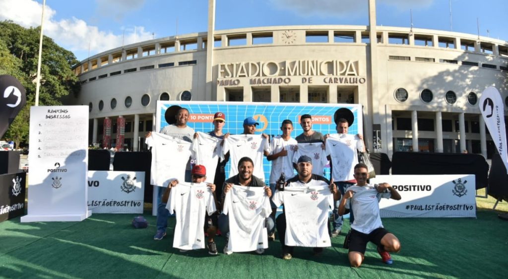 Positivo ativa patrocínio ao Corinthians com ingressos e camisas autografadas
