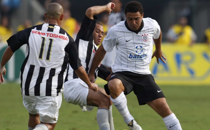 Com Ronaldo, Corinthians apresenta nova camisa principal