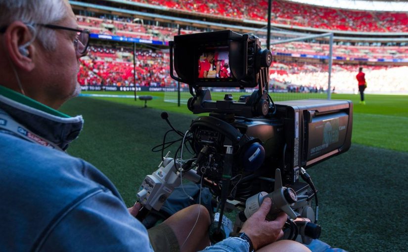 Com portões fechados, Inglaterra estuda liberar futebol na TV aberta