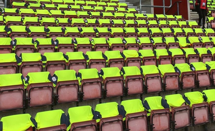 Rebaixado, Huddersfield Town presenteia torcedores com camisas oficiais