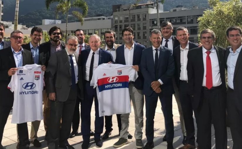 Lyon fecha parceria com Pelé Academia e mira jovens brasileiros