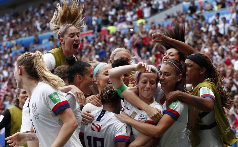 Em meio a debate por igualdade, marcas premiam seleção americana após título na Copa