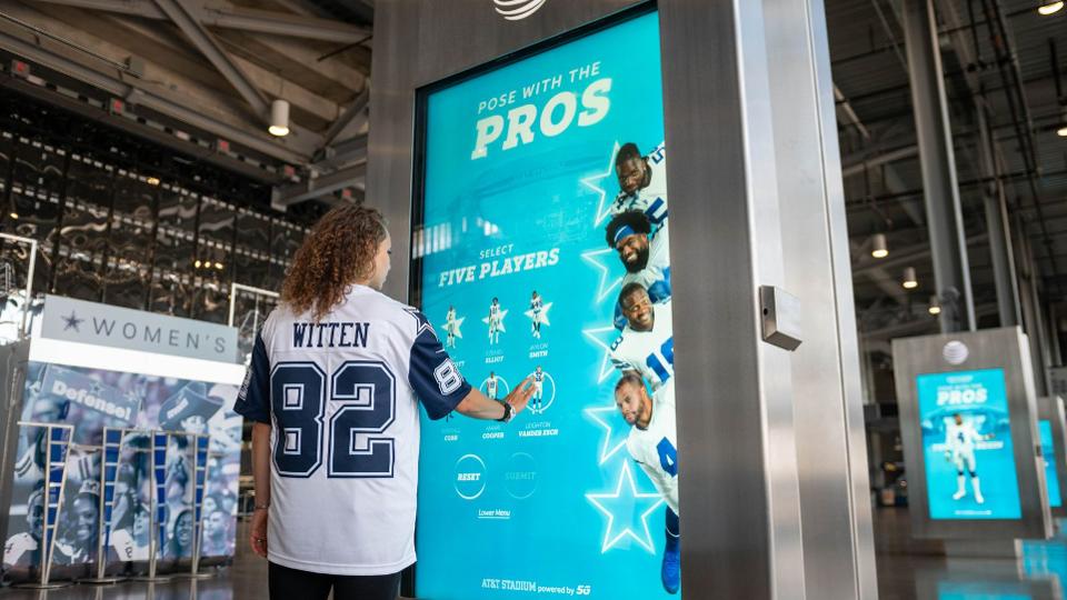 Em Dallas, realidade virtual faz fãs tirarem fotos com ídolos dos Cowboys