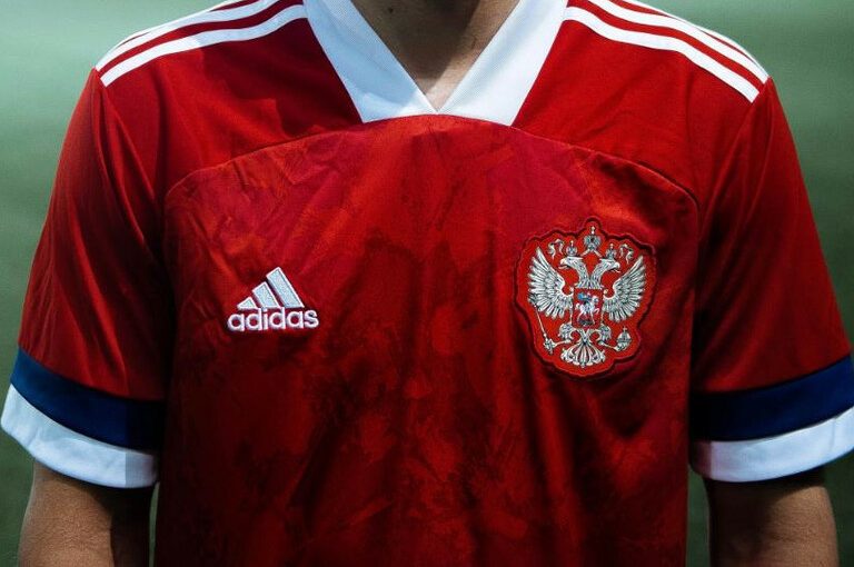 Adidas inverte bandeira, e Rússia rejeita novo uniforme