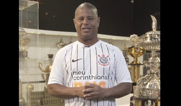 Marcelinho Carioca protagoniza ação social do Corinthians com BMG