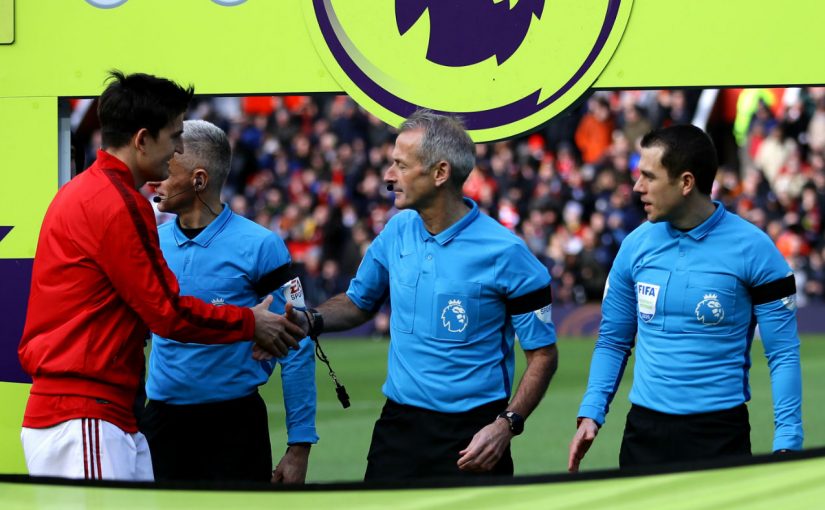 Contra o coronavírus, futebol inglês veta cumprimento entre jogadores e árbitros