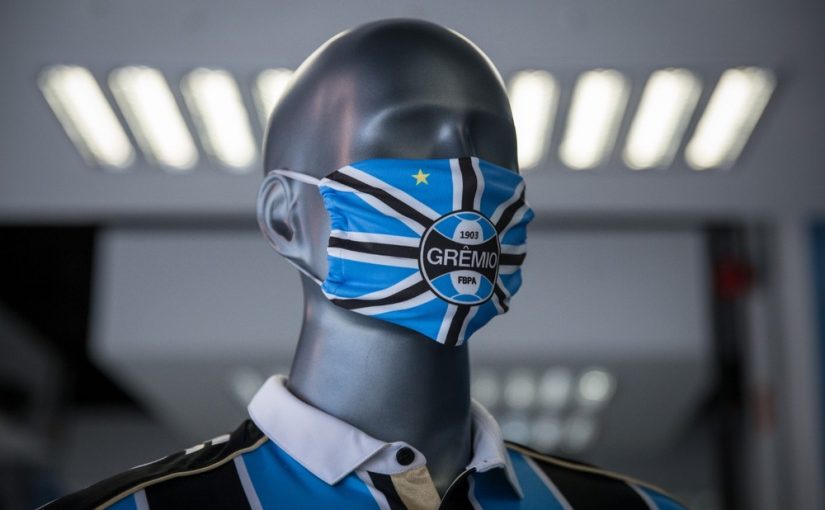 Grêmio lança máscara personalizada com emblema e cores do clube