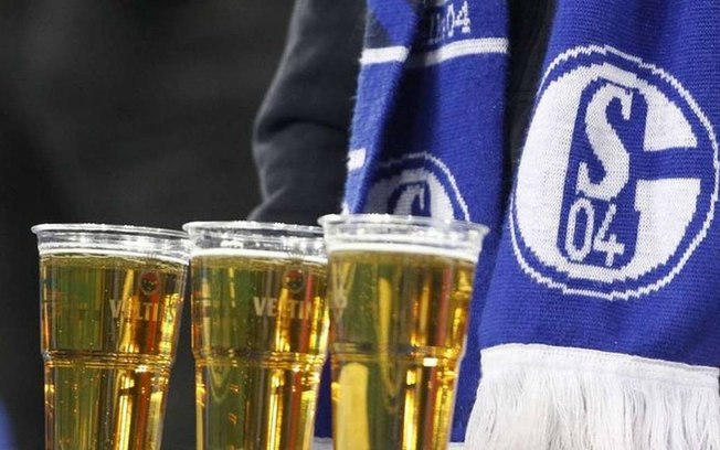 Com Bundesliga suspensa, Schalke devolve oito mil litros de cerveja do patrocinador