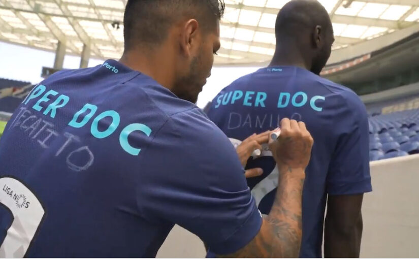 Por que os jogadores do Porto entraram em campo com o nome escrito à mão na camisa?