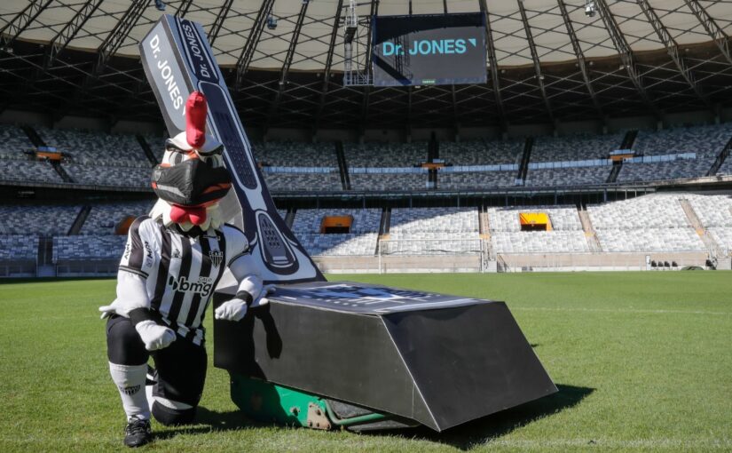 Dr. Jones corta grama do Mineirão antes da decisão do Mineiro