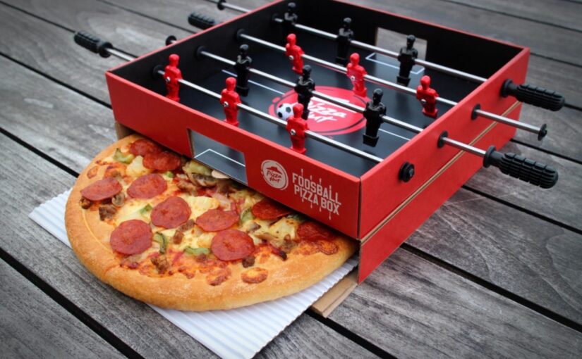 Pizza Hut cria mesa de pebolim com caixa de pizza