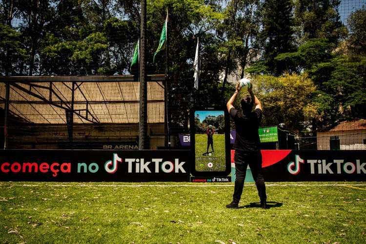 TikTok instala painel para jogador comemorar gol na Copa do Brasil
