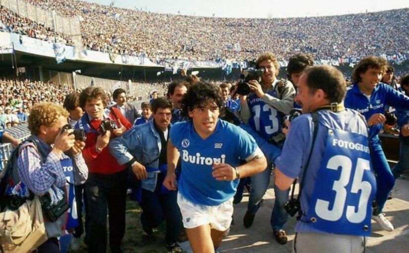 Prefeito anuncia que estádio do Napoli será chamado de Diego Armando Maradona