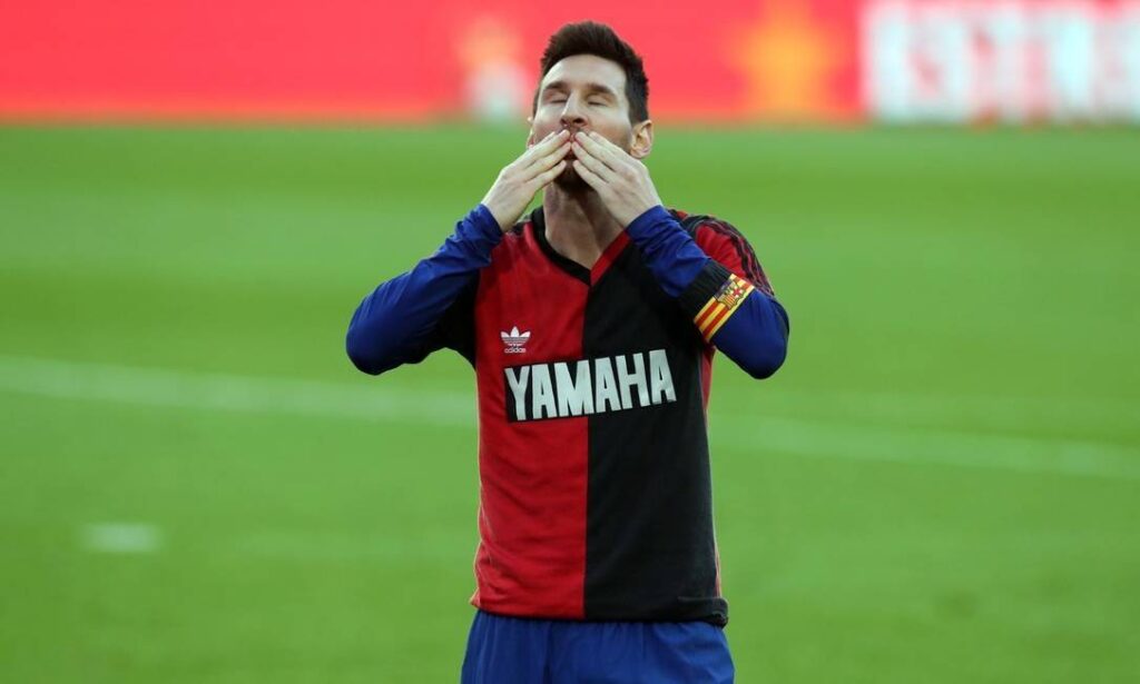 Lionel Messi é multado por homenagem a Diego Maradona