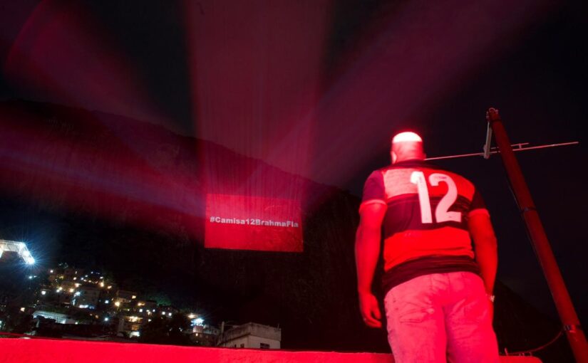 Brahma utiliza Rocinha para homenagear torcida do Flamengo