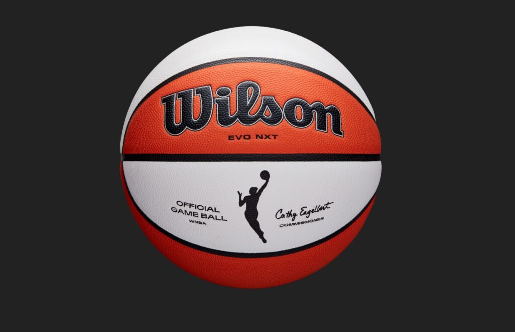 Wilson apresenta nova bola oficial de jogo da WNBA