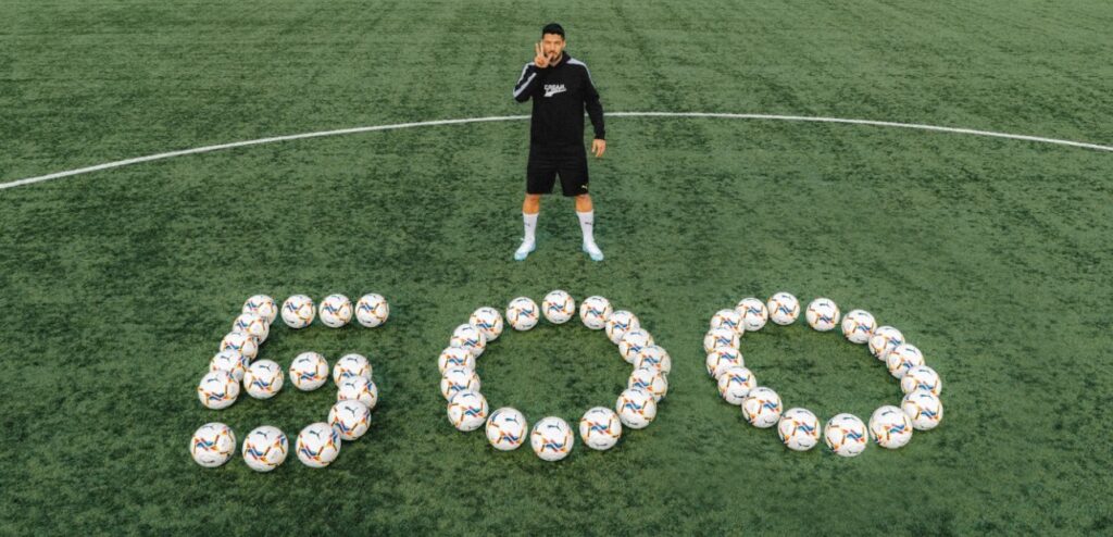 Após gol 500, Luis Suárez doa bolas de futebol para jovens jogadores