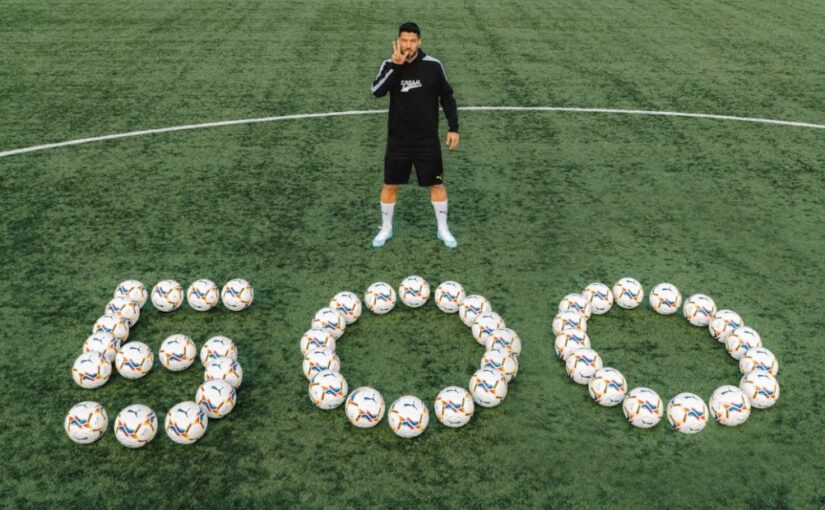 Após gol 500, Luis Suárez doa bolas de futebol para jovens jogadores