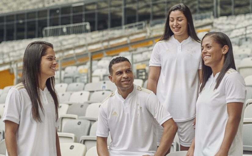 Cruzeiro apresenta novo modelo da histórica camisa branca