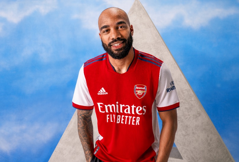 Adidas lança camisa principal do Arsenal para temporada 2021/2022