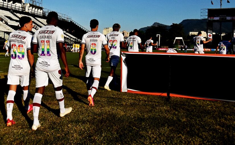 Camisas do orgulho LGBTQIA+ rendem mais de R$ 100 mil em leilão