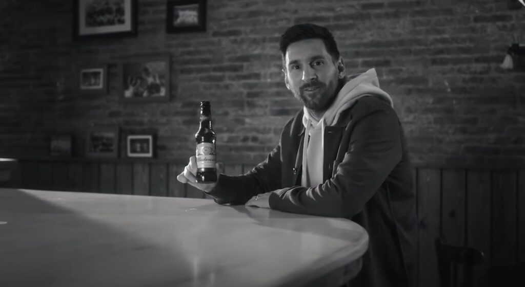 Jogadores agradecem passagem de Messi pelo Barcelona em comercial da Budweiser