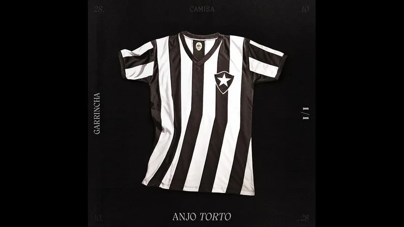 Botafogo cria camisa com as listras tortas em homenagem ao Garrincha
