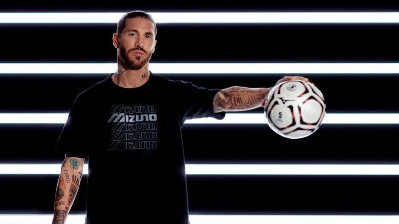 Sergio Ramos, do PSG, deixa Nike e assina com a Mizuno