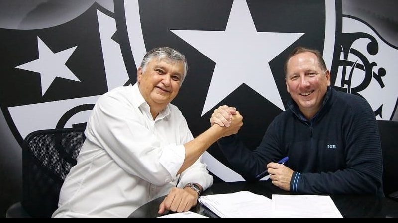 Botafogo assina e oficializa contrato de transferência da SAF com John Textor
