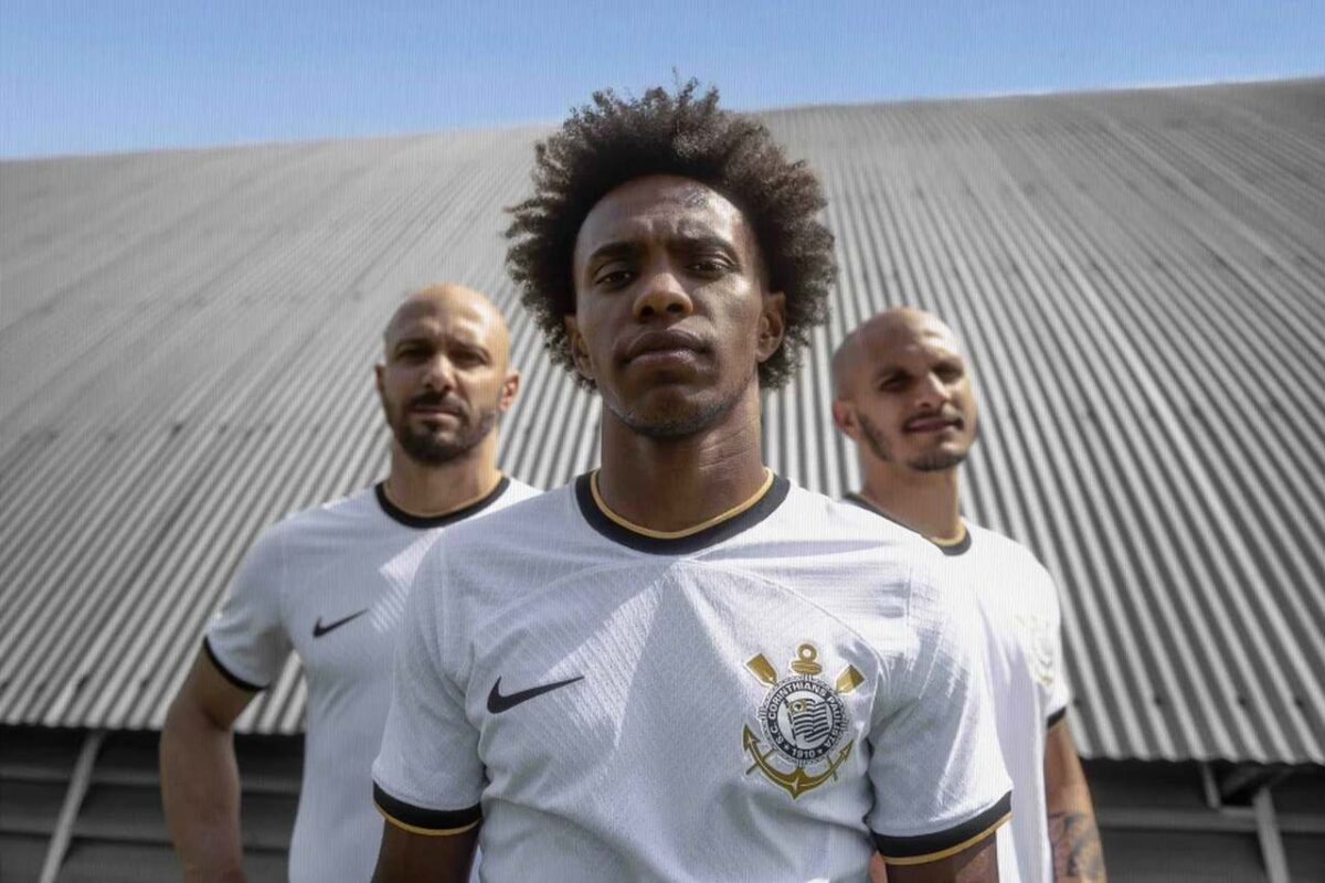 Nike aproveita Libertadores para lançar camisa do Corinthians para 2022