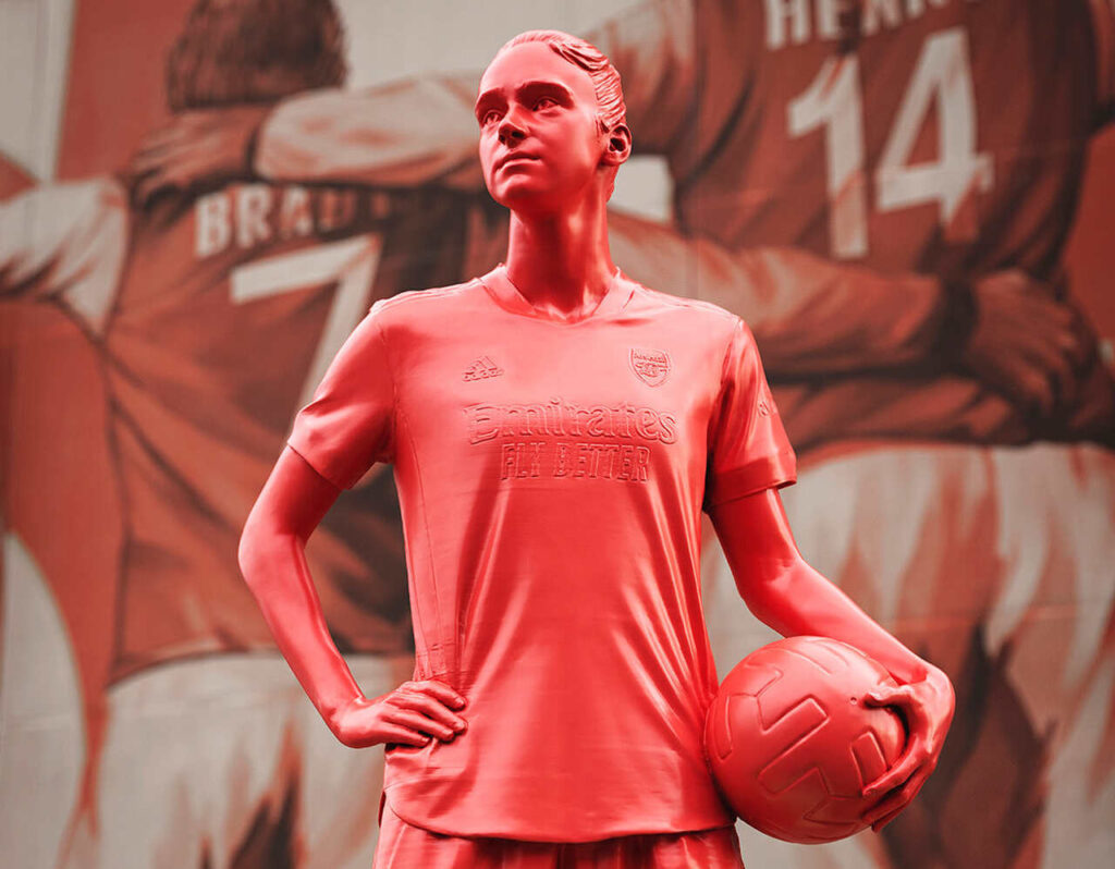 Adidas celebra protagonismo feminino com estátua de Vivianne Miedema no Emirates Stadium