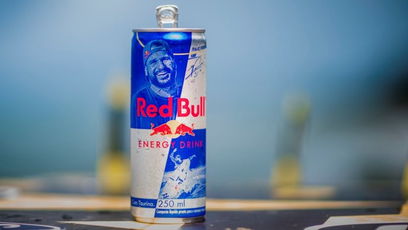 Ítalo Ferreira estrela game e é primeiro surfista a estampar lata de Red Bull