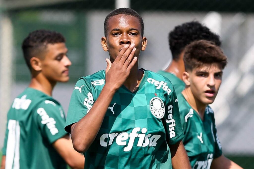 Destaque da base do Palmeiras, Estevão Willian renova com a Nike