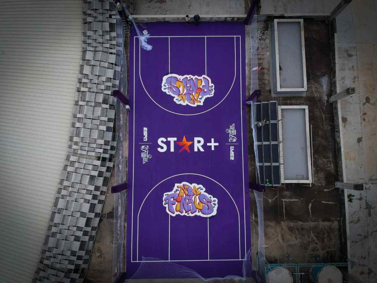 Star+ e ESPN constroem quadra de basquete em rooftop para ação no Brasil