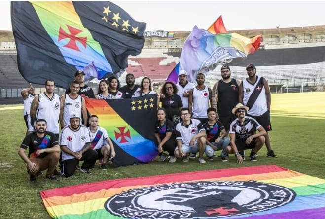 Torcida do Vasco assume protagonismo na luta contra a homofobia e transfobia