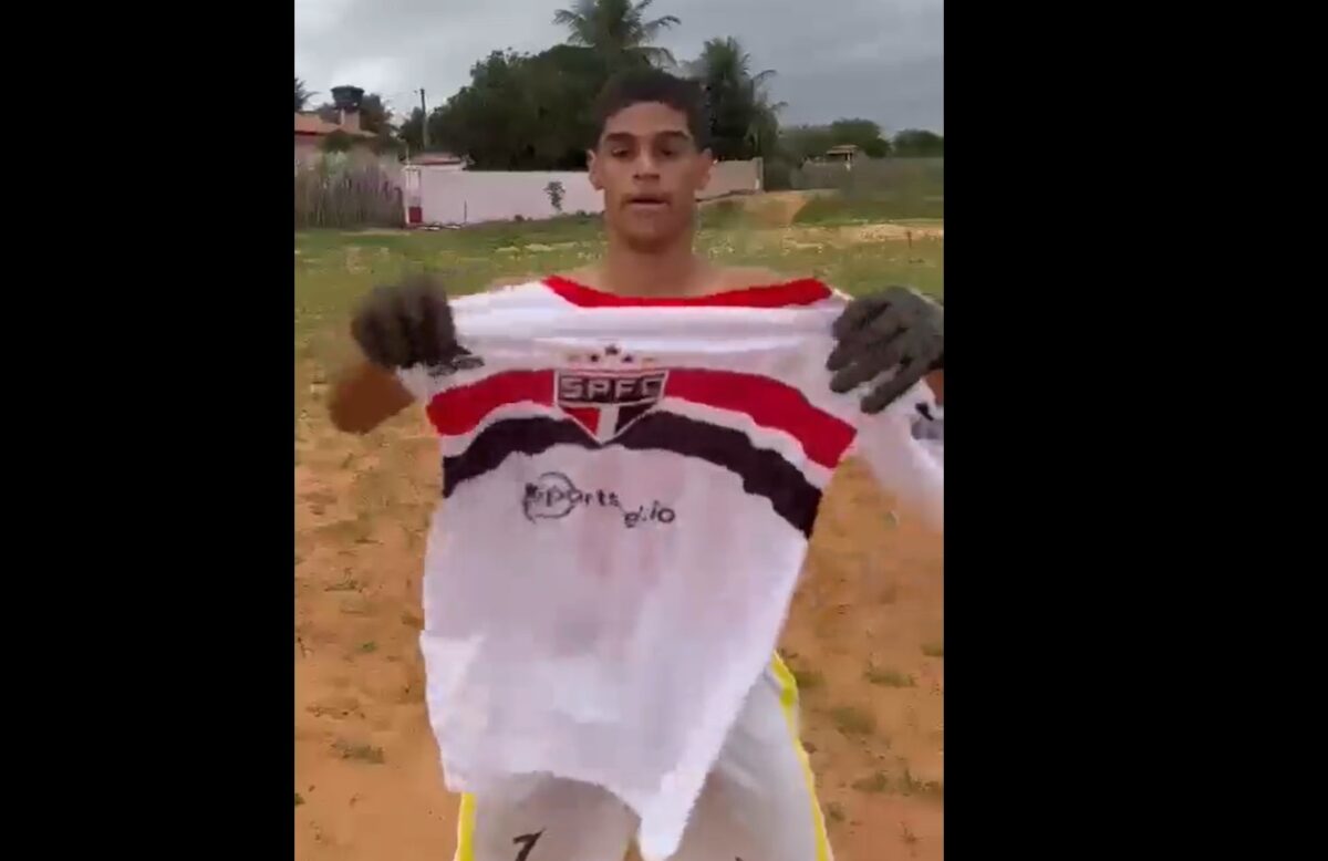 Luva de Pedreiro posta vídeo com camisa do São Paulo