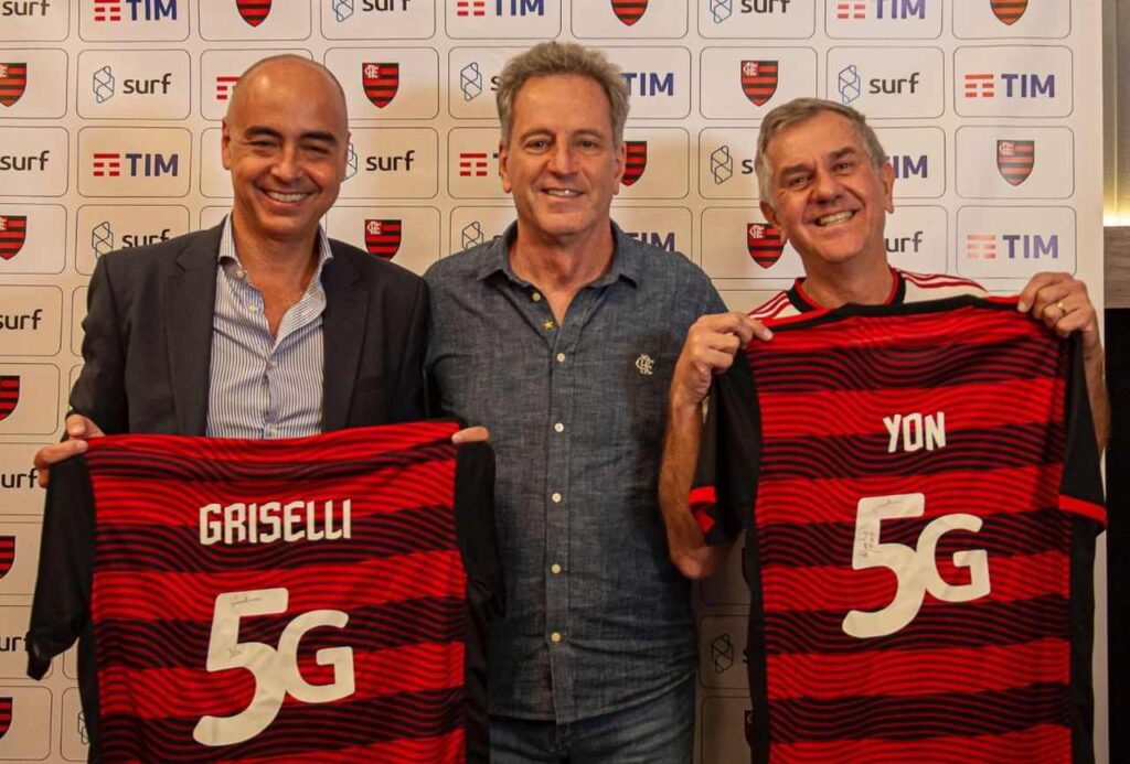 Por operadora própria, Flamengo fecha parceria com Surf Telecom e TIM