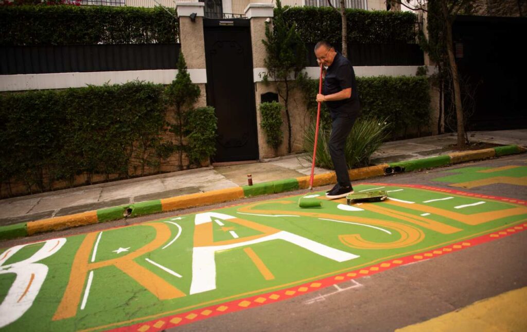 Galvão Bueno entra no clima da Copa do Mundo e pinta rua de casa