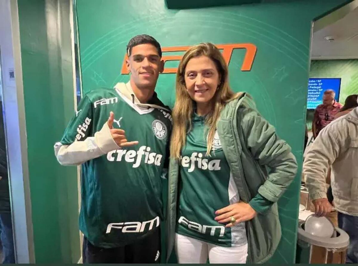 Luva de Pedreiro, patrocinado pela adidas, visita o Palmeiras e veste camisa da Puma