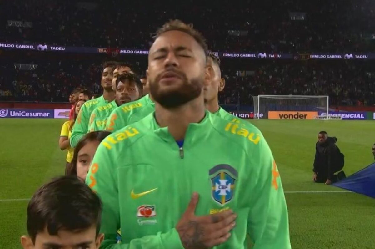 Por que a camisa da Seleção Brasileira estava sem estrelas na hora do Hino Nacional?