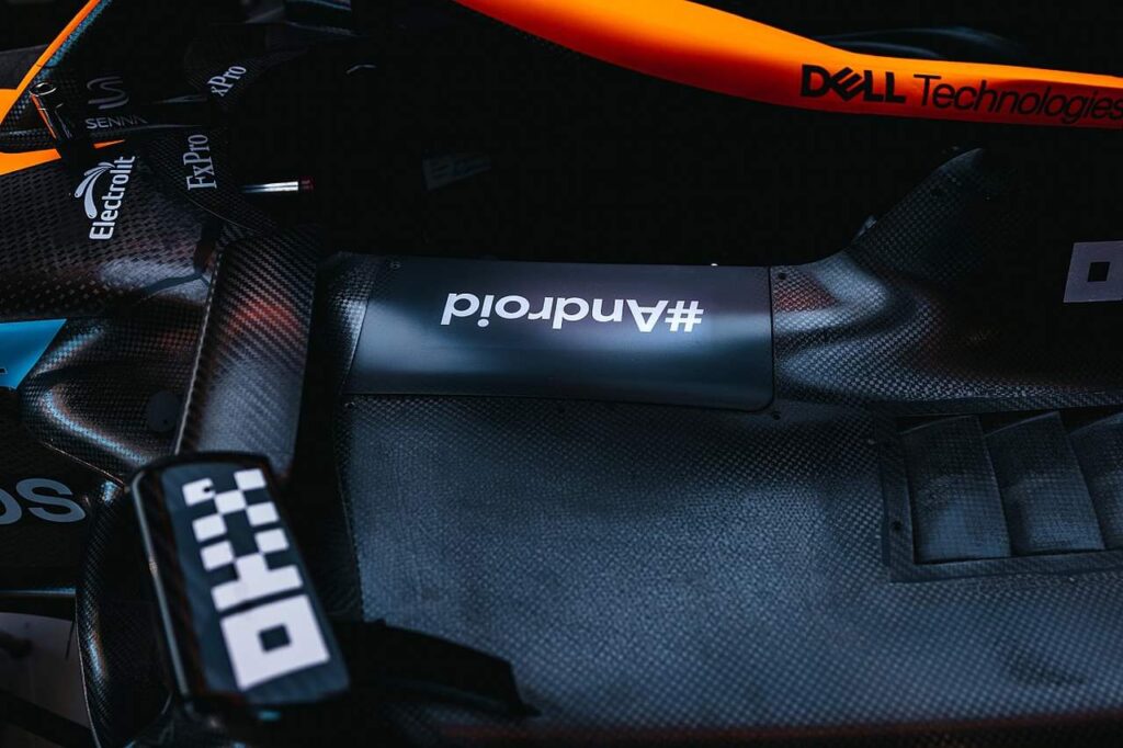 Pioneira na F1, McLaren testa publicidade rotativa em seus carros e capacetes