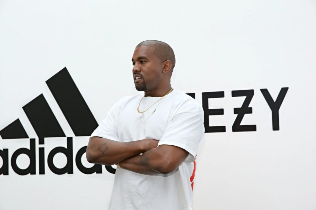 adidas termina relação com Kanye West e venderá excesso de estoque sem marca