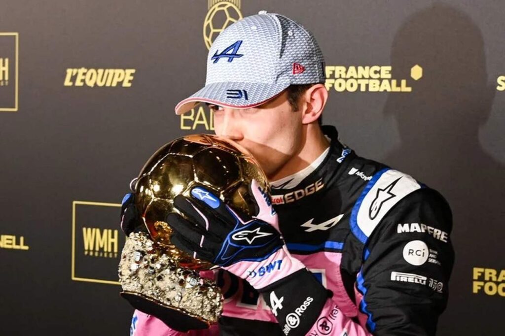 Esteban Ocon leva troféu da Bola de Ouro em carro da Alpine