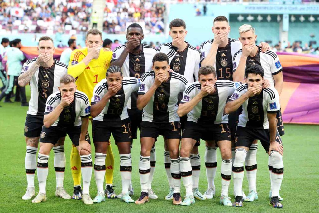 Alemanha protesta na foto oficial contra o Japão, e Neuer esconde braçadeira de capitão
